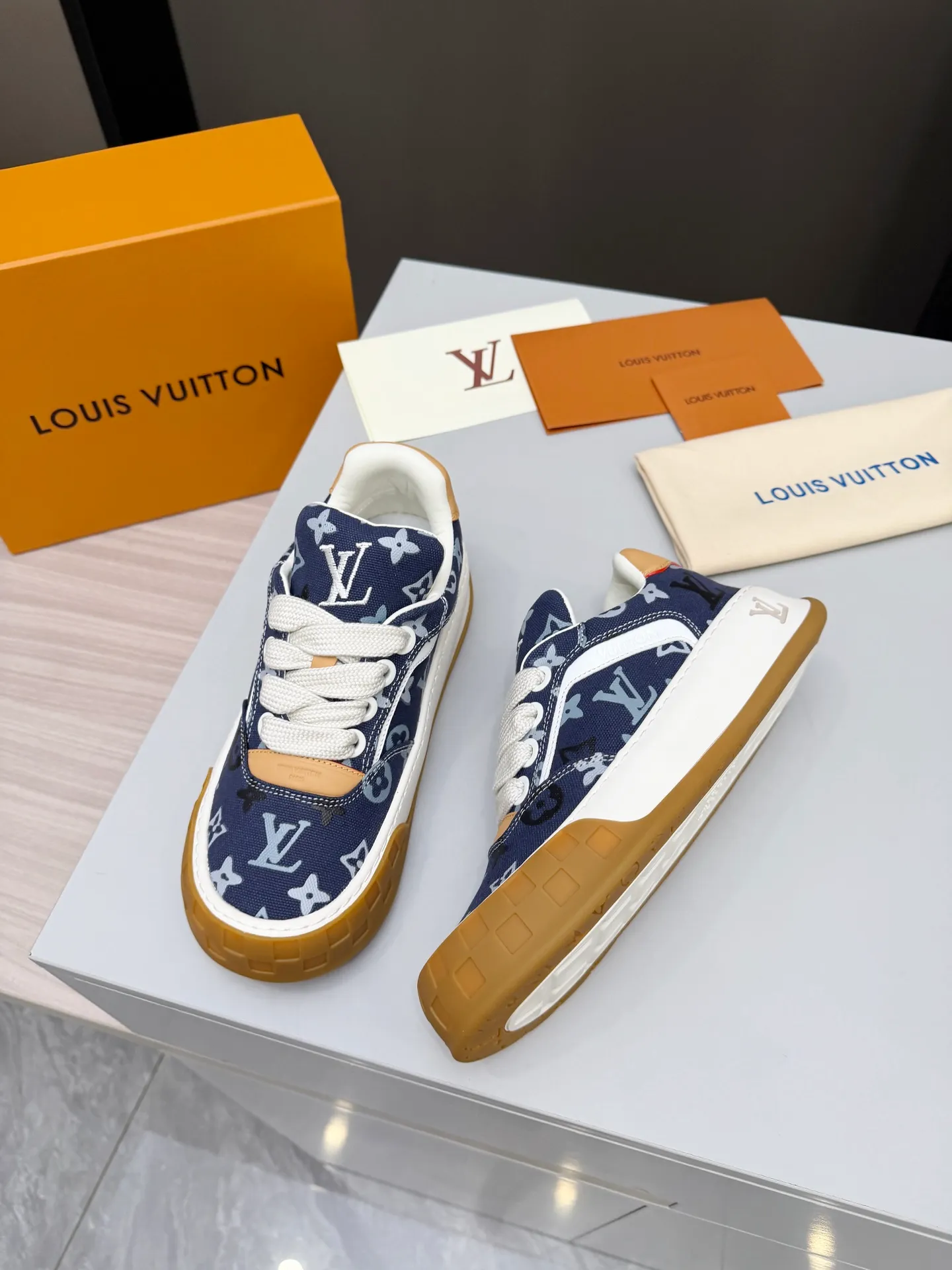 Men's men's shoes pP640! Top version LV-Louis Vuitton-classic catwalk new style, empty glue process·original 1:1 development and reproduction! ! The upper foot is very comfortable. It is made of luxurious materials and fine workmanship. The midsole is printed with English letters "Made in Europe". The upper is made of calfskin imported from Italy. The side is decorated with the brand's LOGO and signature. The latest latex foot pads and mesh lining make the foot feel super comfortable. The original two-color TPU combination outsole is specially provided by the original factory. Bag technology Goodyear stitched edges Fabric: Exclusive custom first-layer cowhide Accessories: Exclusive private model Vuitton logo, lining: Customized silk mesh lining - first-layer silk cowhide lining Outsole: TPU combination outsole wear-resistant, non-slip and anti-yellowing Foot pads: new latex pads-mesh sweat-absorbent Counter technology: fully computerized sewing machine wire drawing Toe box back cover Hot and cold shaping Full set of pull-top last with medium and low logo pattern Code number 39-45